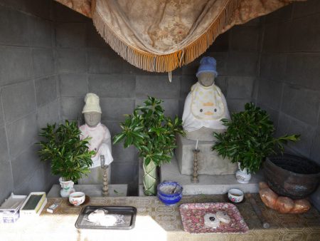 お茶が供えられている